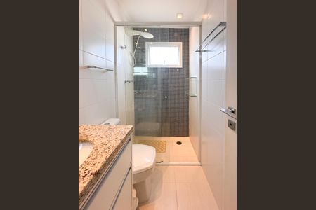 Apartamento à venda com 70m², 2 quartos e 2 vagas Apartamento à venda com 70m², 2 quartos e 2 vagasBanheiro da Suíte