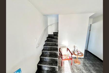 Casa à venda com 100m², 2 quartos e 1 vagaEscada