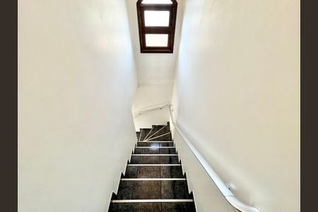 Casa à venda com 100m², 2 quartos e 1 vagaEscada