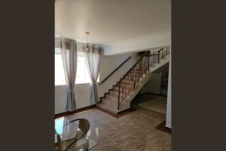 Casa de condomínio à venda com 330m², 4 quartos e 4 vagasSala