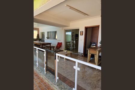 Casa de condomínio à venda com 330m², 4 quartos e 4 vagasVaranda