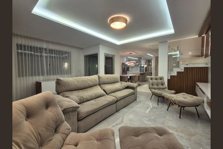Casa de condomínio para alugar com 350m², 5 quartos e 2 vagas