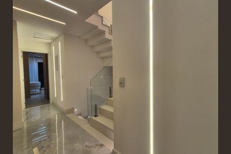 Casa de condomínio para alugar com 350m², 5 quartos e 2 vagas