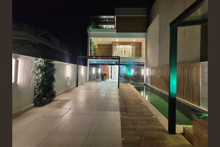 Casa de condomínio para alugar com 350m², 5 quartos e 2 vagas