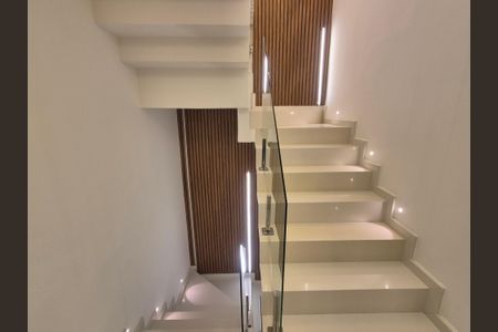 Casa de condomínio para alugar com 350m², 5 quartos e 2 vagas