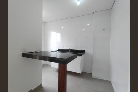 Cozinha de apartamento para alugar com 2 quartos, 55m² em Santa Mônica, Uberlândia