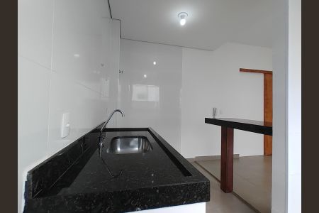 Cozinha de apartamento para alugar com 2 quartos, 55m² em Santa Mônica, Uberlândia