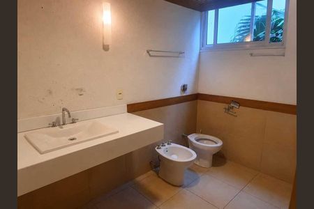 Apartamento para alugar com 255m², 3 quartos e 1 vaga Apartamento para alugar com 255m², 3 quartos e 1 vagaBanheiro