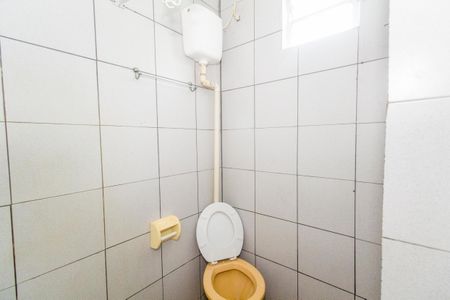 Banheiro de casa para alugar com 1 quarto, 58m² em Rocha Miranda, Rio de Janeiro