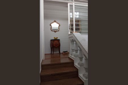 Casa à venda com 384m², 3 quartos e 4 vagas Casa à venda com 384m², 3 quartos e 4 vagasEscada