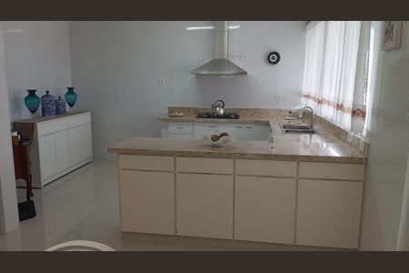 Casa à venda com 384m², 3 quartos e 4 vagas Casa à venda com 384m², 3 quartos e 4 vagasCozinha