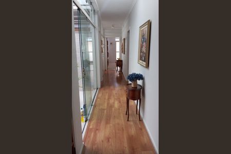 Casa à venda com 384m², 3 quartos e 4 vagas Casa à venda com 384m², 3 quartos e 4 vagasCorredor