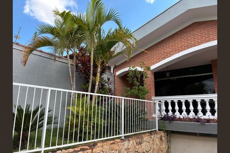 Casa à venda com 384m², 3 quartos e 4 vagas Casa à venda com 384m², 3 quartos e 4 vagasFachada