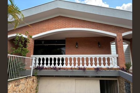 Casa à venda com 384m², 3 quartos e 4 vagas Casa à venda com 384m², 3 quartos e 4 vagasFachada