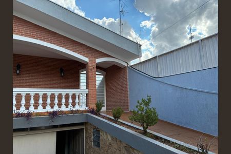 Casa à venda com 384m², 3 quartos e 4 vagas Casa à venda com 384m², 3 quartos e 4 vagasFachada