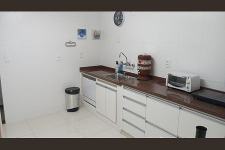 Casa à venda com 384m², 3 quartos e 4 vagas Casa à venda com 384m², 3 quartos e 4 vagasCozinha