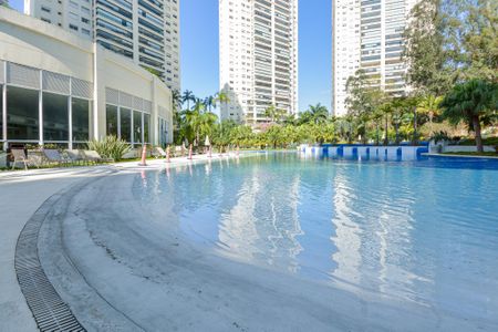 Apartamento à venda com 223m², 4 quartos e 4 vagasÁrea comum - Piscina