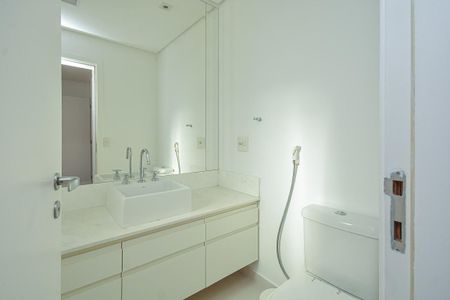 Apartamento à venda com 223m², 4 quartos e 4 vagasBanheiro da Suíte 2