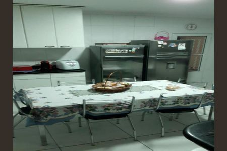 Casa à venda com 3 quartos, 209m² em Vila Dalva, São Paulo