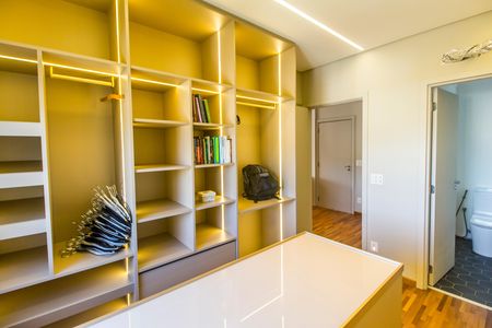 Apartamento à venda com 201m², 3 quartos e 3 vagas Apartamento à venda com 201m², 3 quartos e 3 vagasCloset