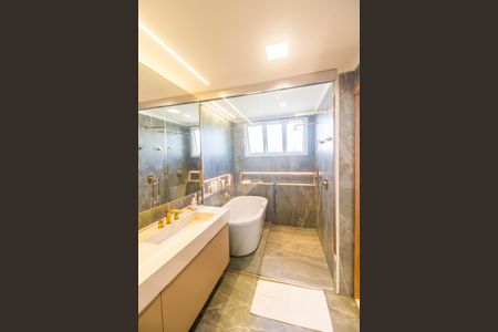 Apartamento à venda com 201m², 3 quartos e 3 vagas Apartamento à venda com 201m², 3 quartos e 3 vagasBanheiro da Suíte
