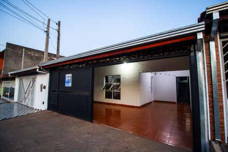 Casa para alugar com 102m², 2 quartos e 2 vagasFachada