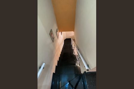 Casa à venda com 240m², 4 quartos e 3 vagasEscada 