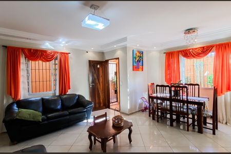 Casa à venda com 240m², 4 quartos e 3 vagasSala