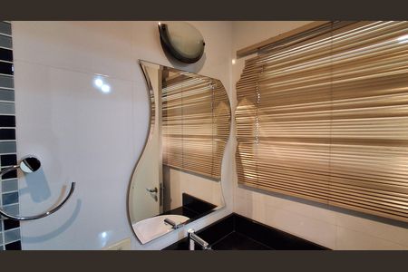 Casa à venda com 253m², 2 quartos e 2 vagasBanheiro Suíte 