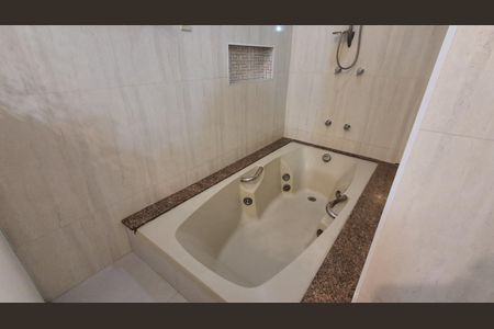 Casa à venda com 253m², 2 quartos e 2 vagasBanheiro Social 