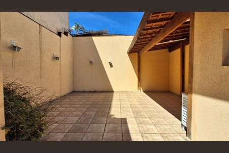 Casa à venda com 253m², 2 quartos e 2 vagasQuintal