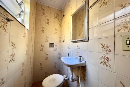 Banheiro 1 de casa para alugar com 2 quartos, 80m² em Jardim Itacolomi, São Paulo