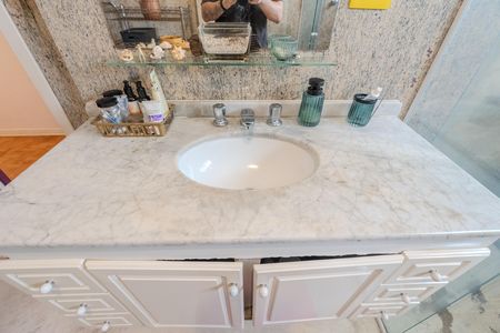 Apartamento à venda com 228m², 4 quartos e 1 vaga Apartamento à venda com 228m², 4 quartos e 1 vagaBanheiro da Suíte 1
