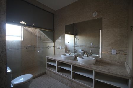 Casa para alugar com 362m², 4 quartos e 2 vagasBanheiro da Suíte 1