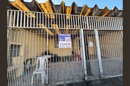 Casa à venda com 175m², 2 quartos e 2 vagas Casa à venda com 175m², 2 quartos e 2 vagasFachada