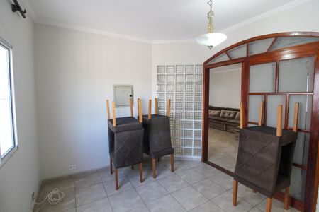 Casa de condomínio à venda com 250m², 3 quartos e 2 vagasEscritório