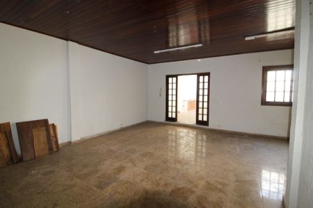 Casa de condomínio à venda com 250m², 3 quartos e 2 vagasQuintal