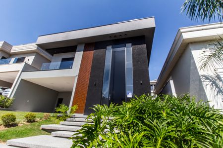 Casa de condomínio à venda com 392m², 4 quartos e 5 vagasVista da Rua