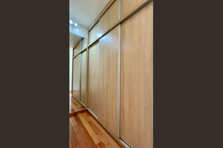 Apartamento à venda com 150m², 2 quartos e 1 vaga Apartamento à venda com 150m², 2 quartos e 1 vagaCloset da suíte