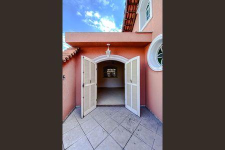 Casa à venda com 390m², 4 quartos e 3 vagasVaranda da Suíte 2