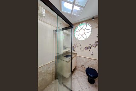 Casa à venda com 390m², 4 quartos e 3 vagasBanheiro da Suíte 2