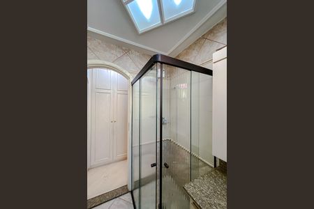 Casa à venda com 390m², 4 quartos e 3 vagasBanheiro da Suíte 2