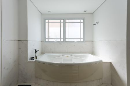 Apartamento à venda com 407m², 4 quartos e 5 vagasBanheiro da Suíte 4