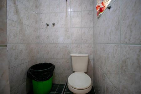 Banheiro de kitnet/studio para alugar com 1 quarto, 30m² em Vila Kosmos, Rio de Janeiro