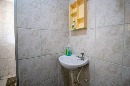 Banheiro de kitnet/studio para alugar com 1 quarto, 30m² em Vila Kosmos, Rio de Janeiro