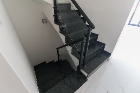 Casa à venda com 153m², 3 quartos e 2 vagas Casa à venda com 153m², 3 quartos e 2 vagasEscadas