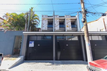 Casa à venda com 153m², 3 quartos e 2 vagas Casa à venda com 153m², 3 quartos e 2 vagasFachada