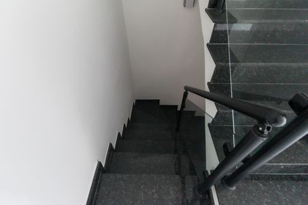 Casa à venda com 153m², 3 quartos e 2 vagas Casa à venda com 153m², 3 quartos e 2 vagasEscadas