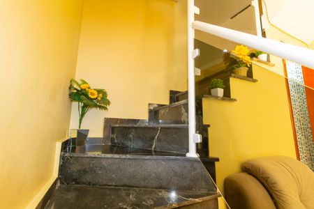 Casa de condomínio à venda com 78m², 2 quartos e 1 vagaEscada