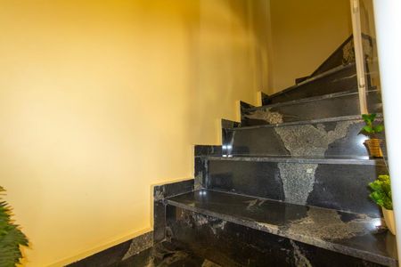 Casa de condomínio à venda com 78m², 2 quartos e 1 vagaEscada